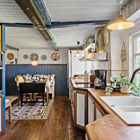 Dom wakacyjny 4 Bedroom Gorgeous In